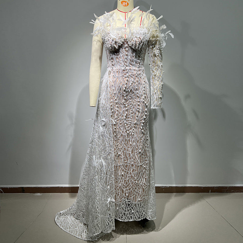 Abito con drappeggio fatto a mano con paillettes perline e cuciture a piume