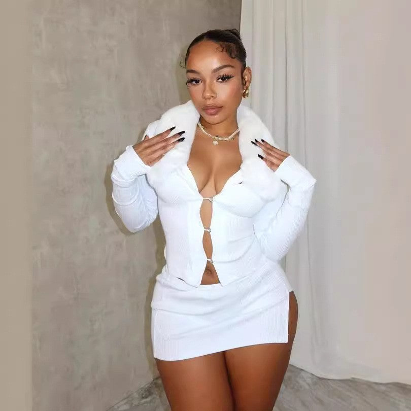 Ensemble haut à manches longues et jupe fendue avec col en fourrure et boutons ajourés