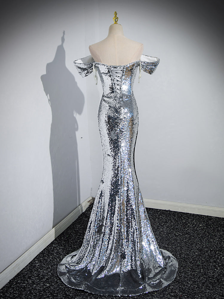 Robe de soirée à épaules dénudées et paillettes argentées