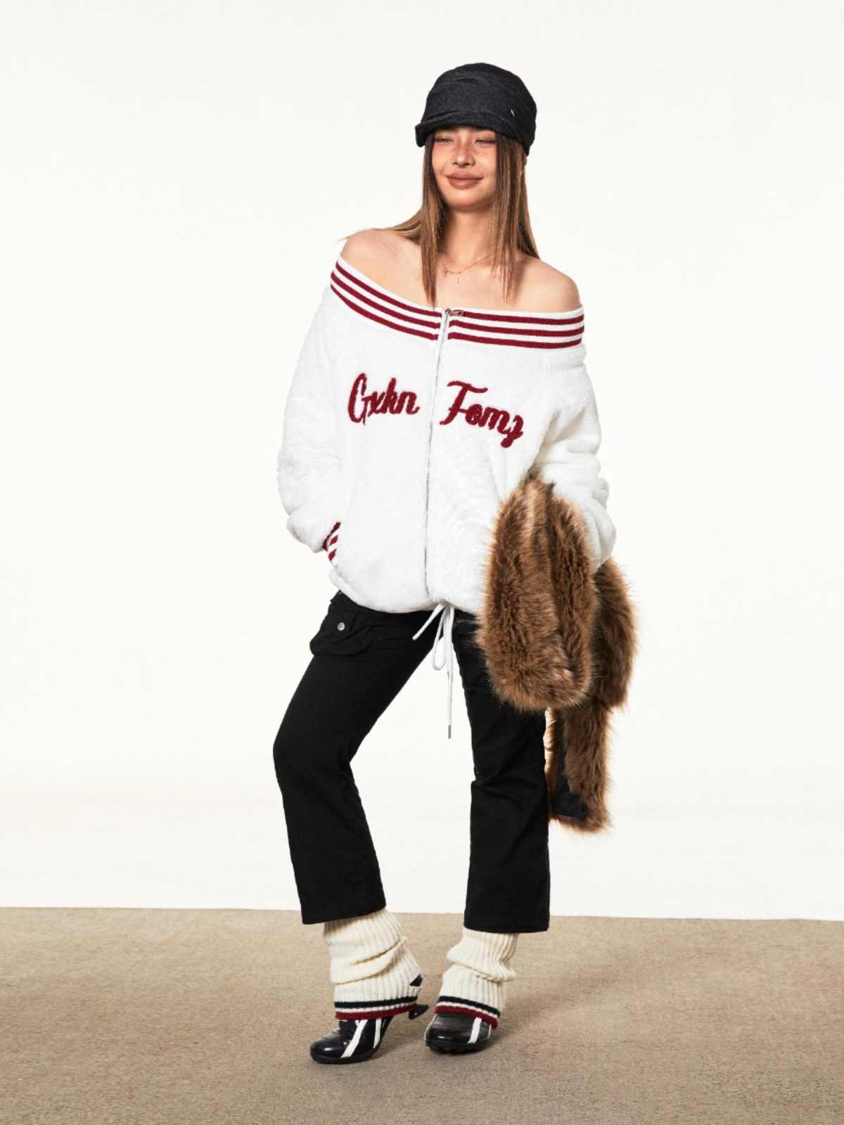 Manteau ample en laine d'agneau brodée en peluche à épaules dénudées style rétro