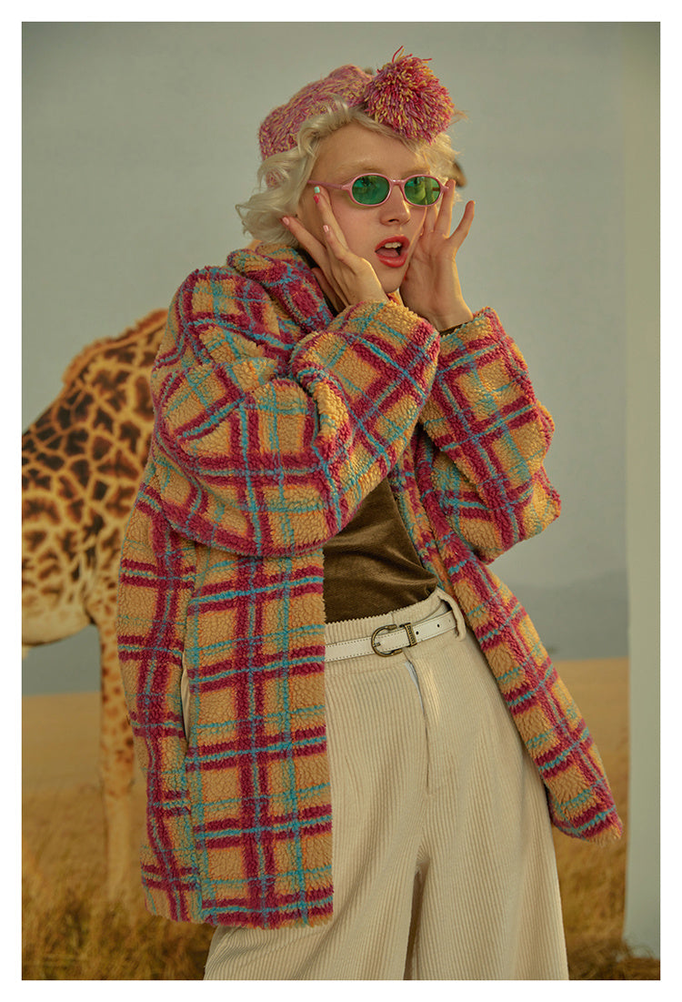 Manteau silhouette à manches longues et revers en cuir d'agneau à carreaux 