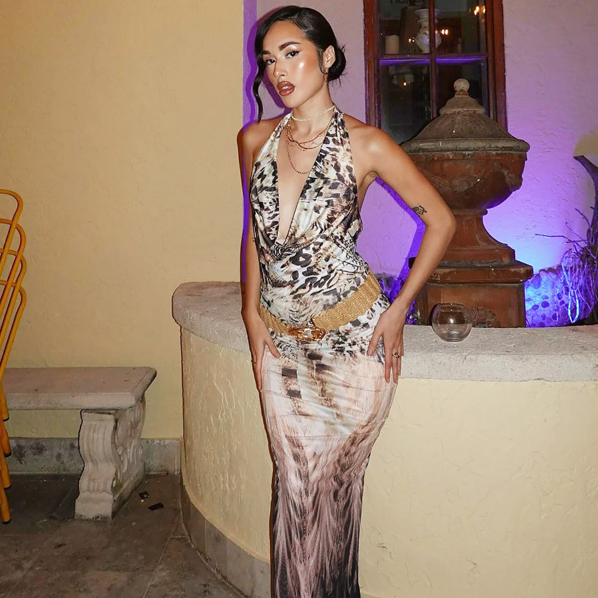 Robe fourreau dos nu à lacets