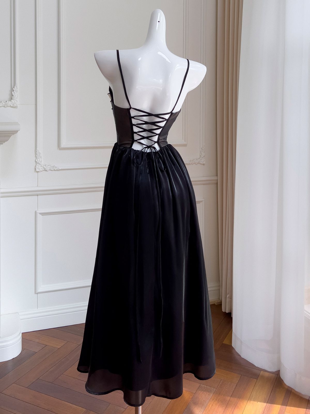 Robe à bretelles en dentelle noire Hepburn Wind