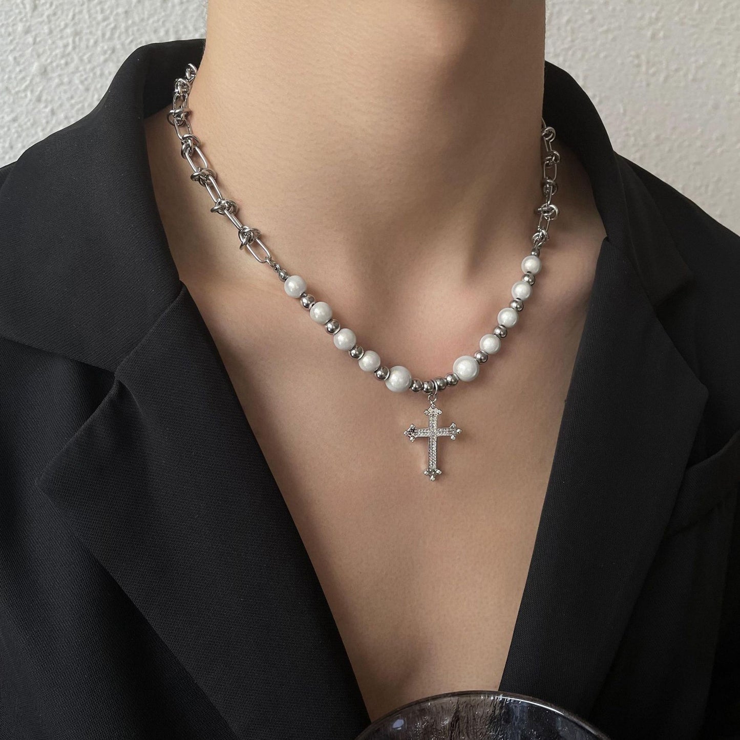 Collier croix en perles réfléchissantes