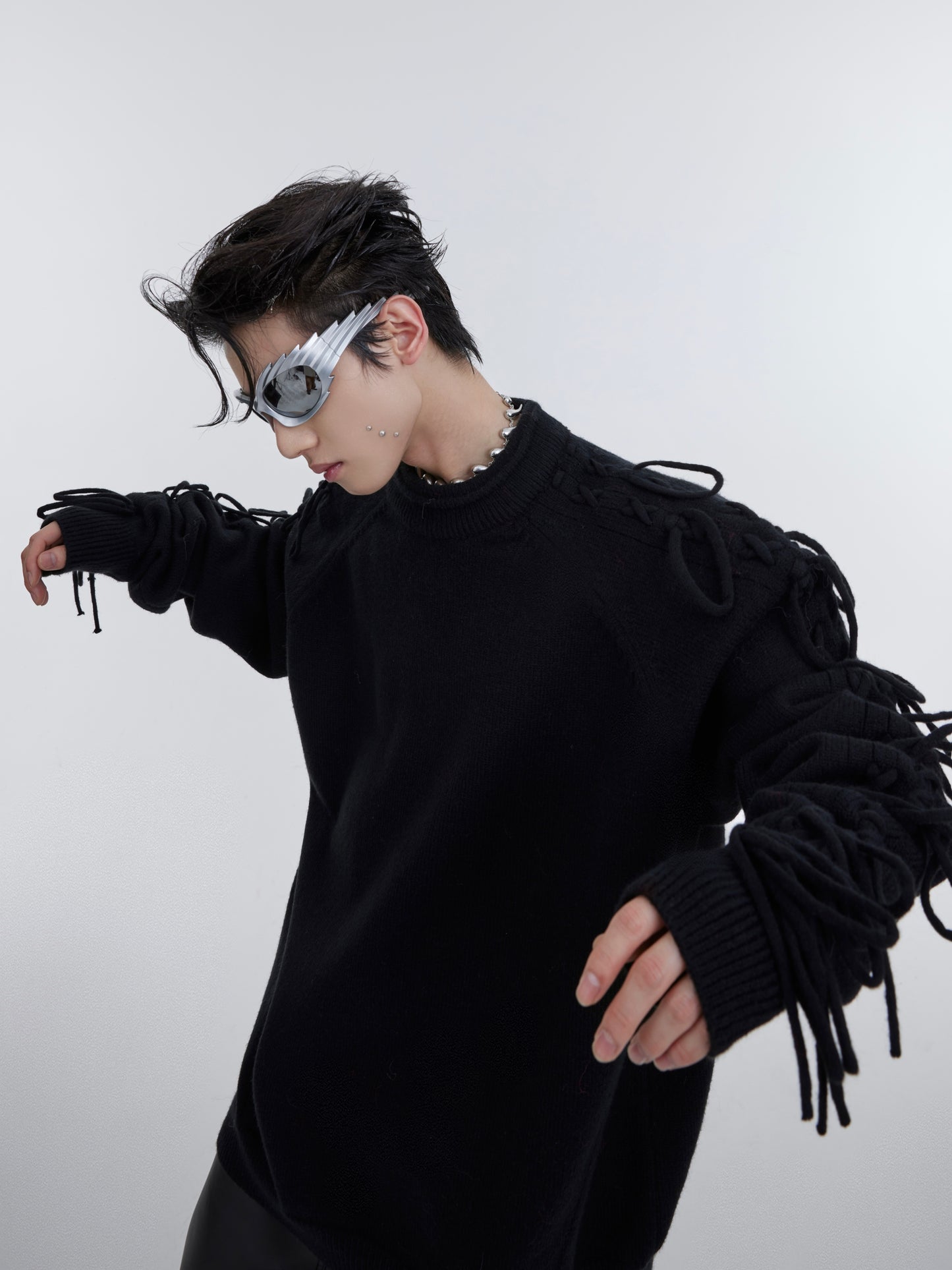 Pull en tricot à franges déconstruites et col froncé