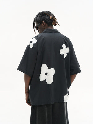 Camicia a maniche corte con colletto cubano e silhouette dipinta a mano