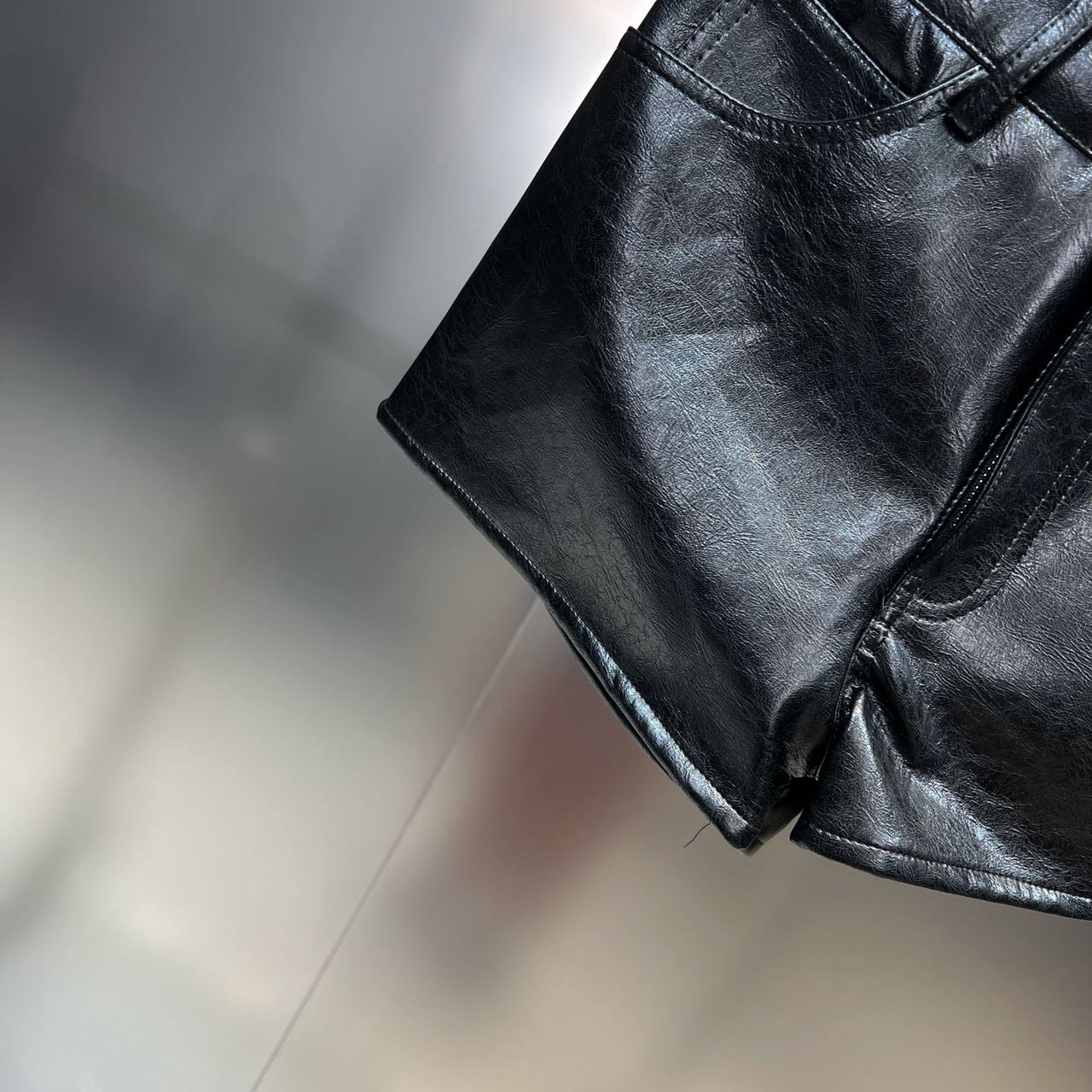 Ensemble pour femme : débardeur dos nu et short en PU brillant