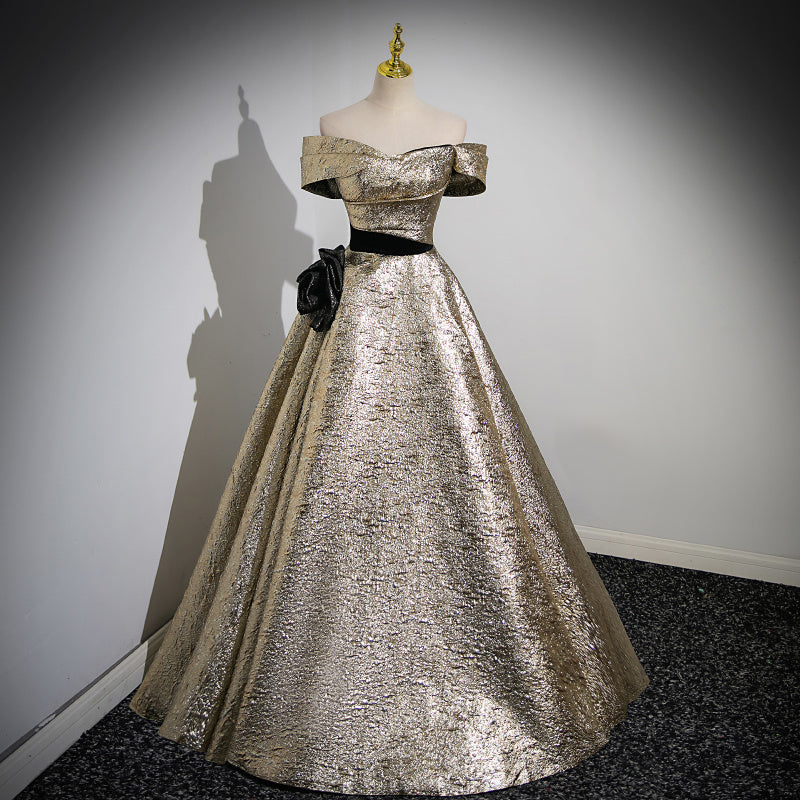 Abito da sera con spalle scoperte color oro per la Host Performance