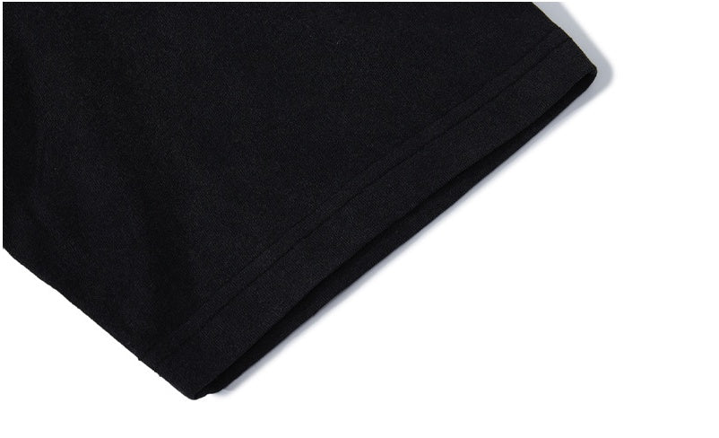 T-shirt à manches courtes et col rond imprimé avec le logo d'une marque de mode.