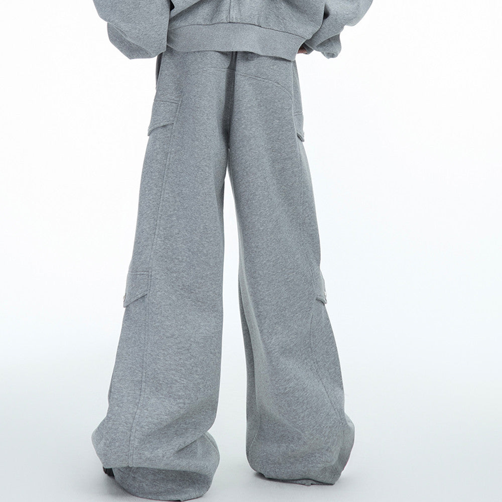 Design piegato con un senso di silhouette e pantaloni casual ispessiti