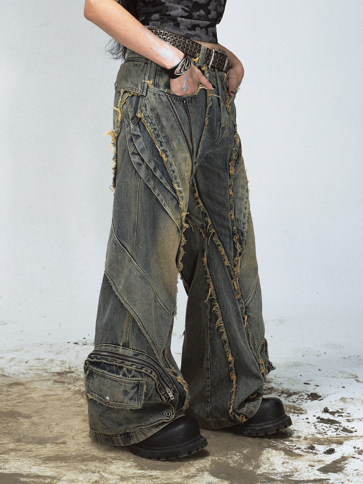 Jean rétro à coutures brutes, style industriel lourd, jambes larges