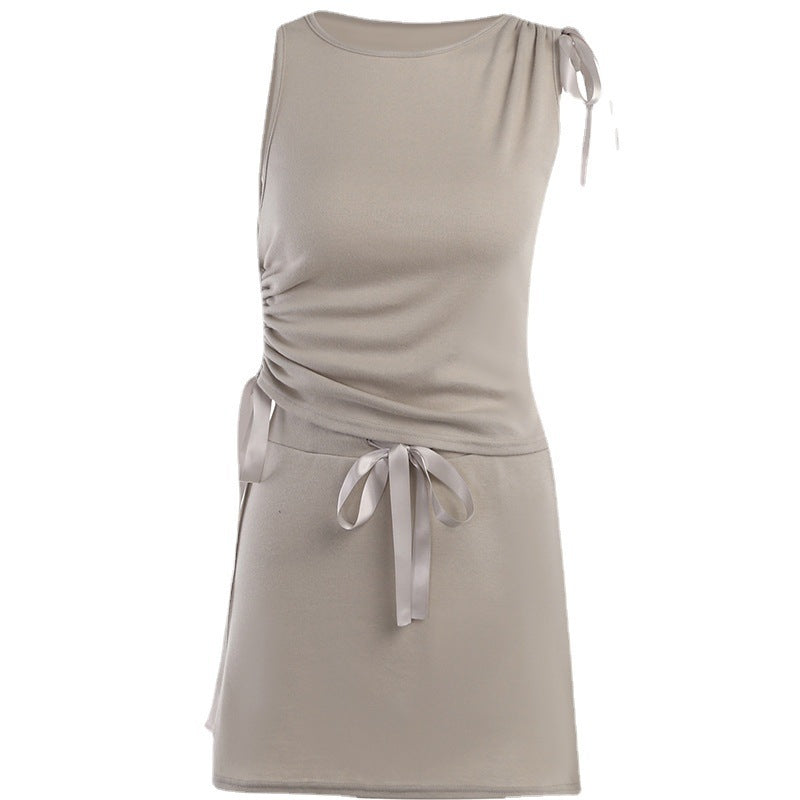 Combinaison sans manches à col rond et nœud latéral