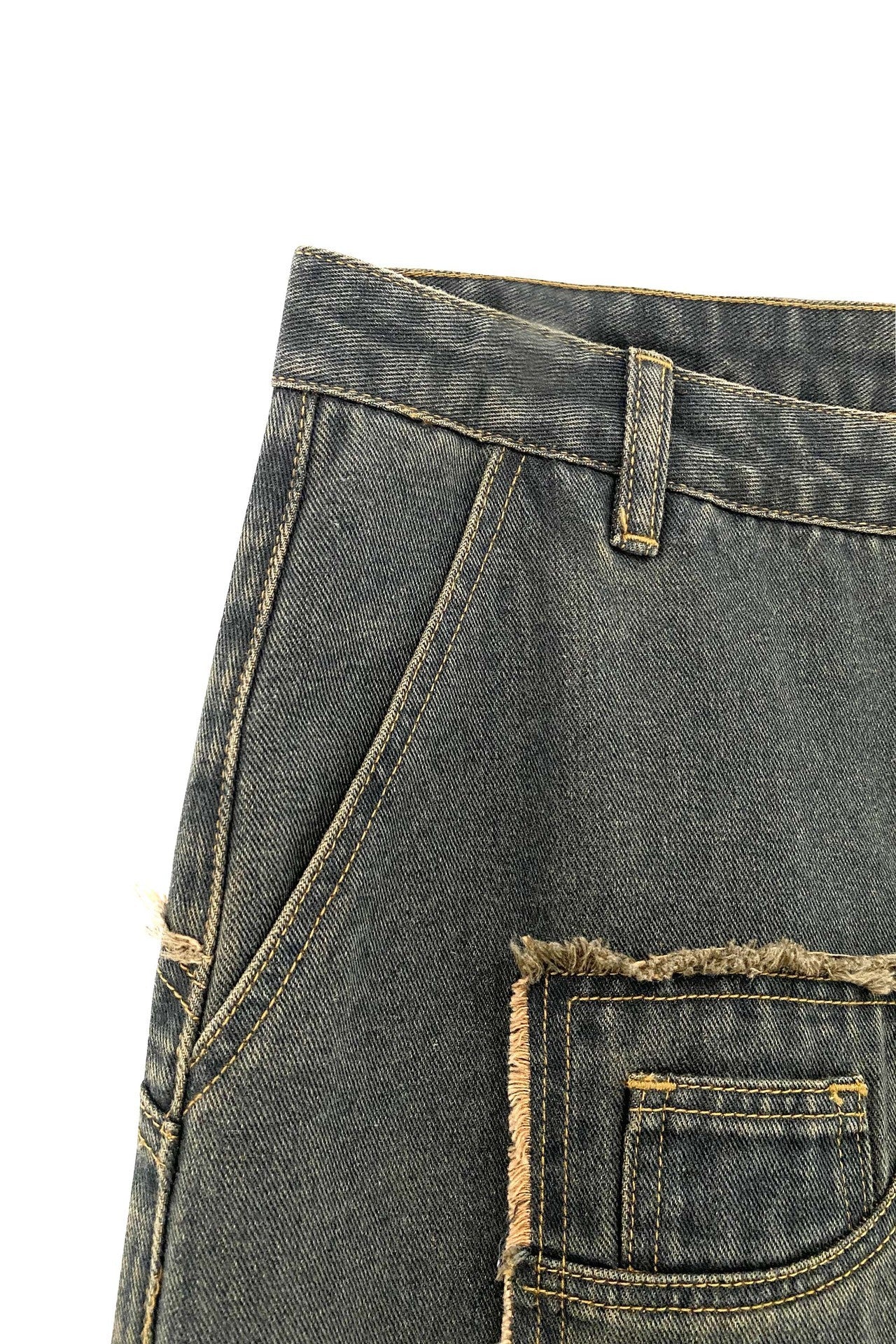 Pantaloni in denim larghi con bordi sfrangiati