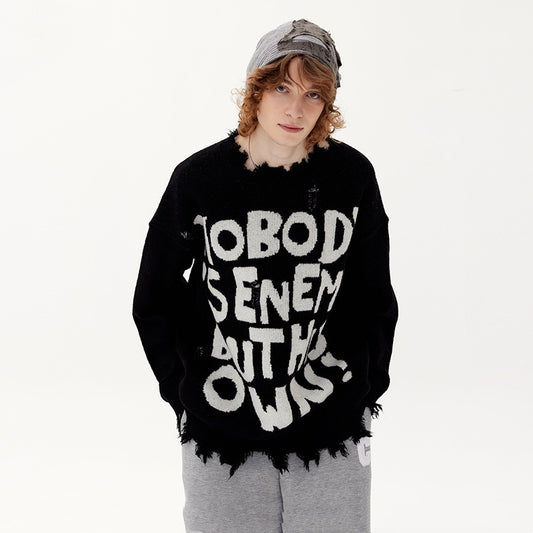 Pull en tricot jacquard à lettres délavées et trouées, style streetwear.
