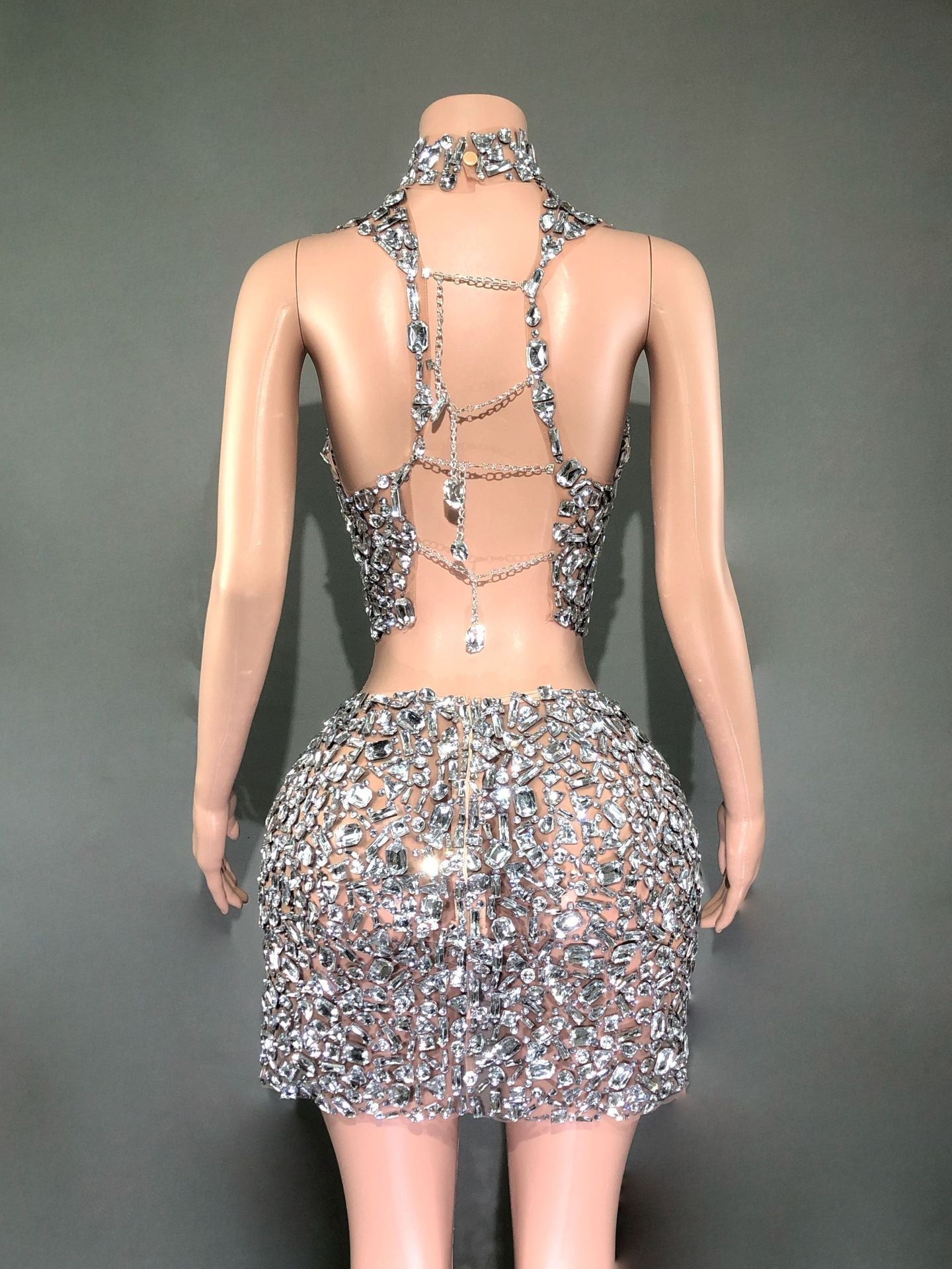 Ensemble deux pièces pour banquet, robe fourreau courte amincissante à la taille et strass, entièrement ornée de diamants