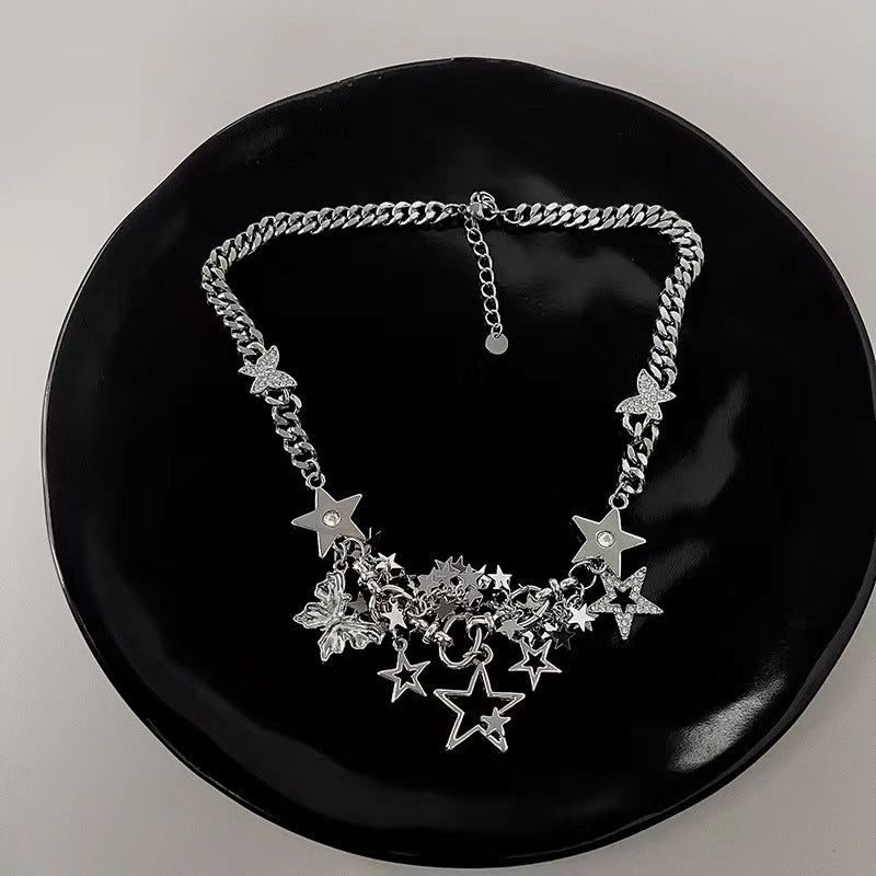 Collana con ciondolo a farfalla e stelle