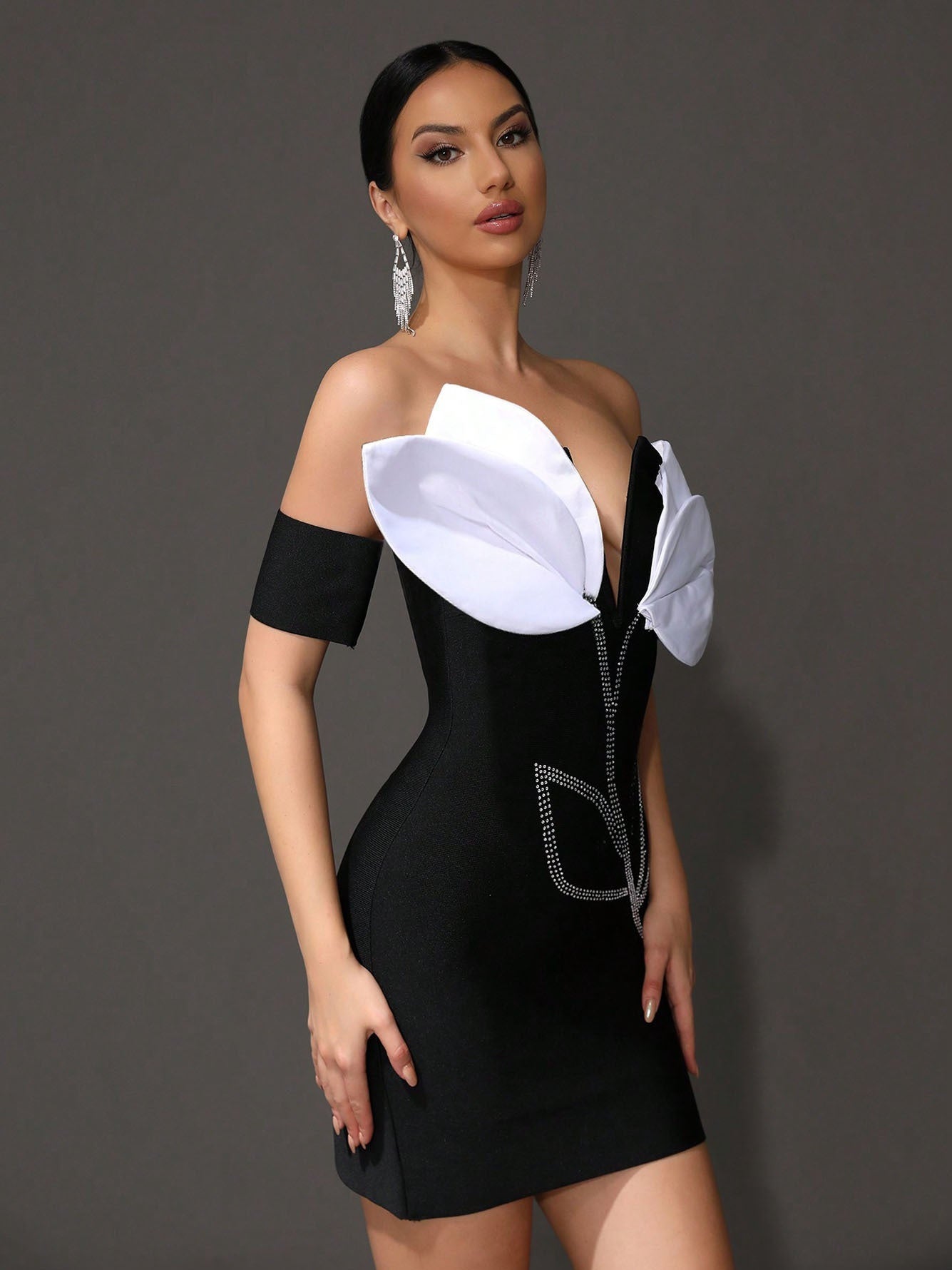 Robe bandage noire sexy à une épaule sans manches et à fleurs