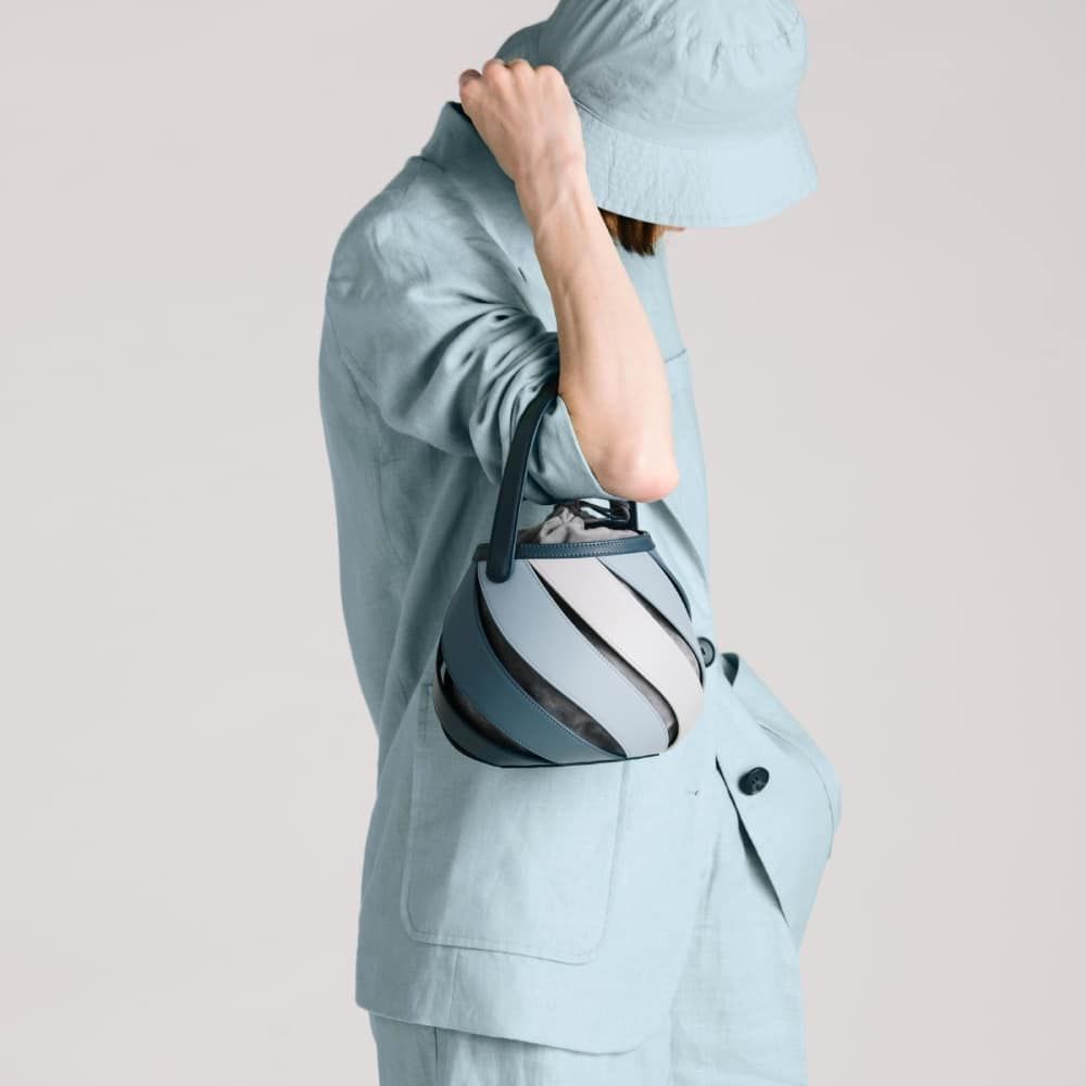 Borsa a secchiello portatile con tracolla cilindrica, cuciture trapuntate a rombi e colori a contrasto