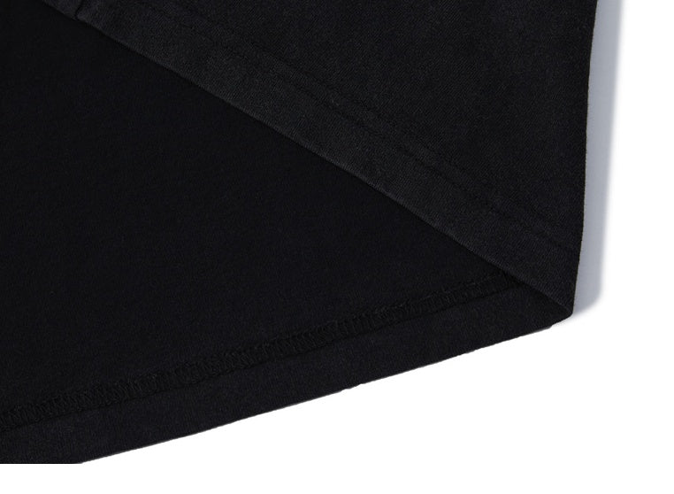 T-shirt à manches courtes et col rond imprimé avec le logo d'une marque de mode.