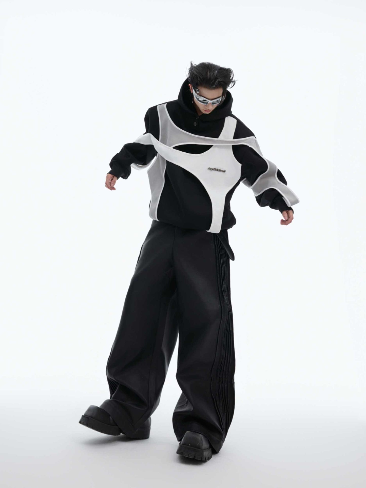 Felpa con cappuccio a doppio strato con cuciture a contrasto di colore