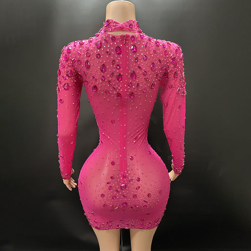 Robe de soirée fourreau blanche élégante et ajustée, défilé sur le tapis rouge