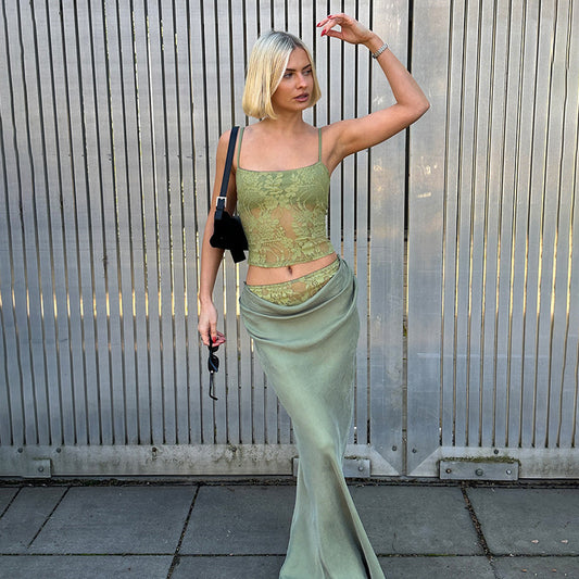 Ensemble haut tube dos nu en dentelle et jupe à volants sur les hanches