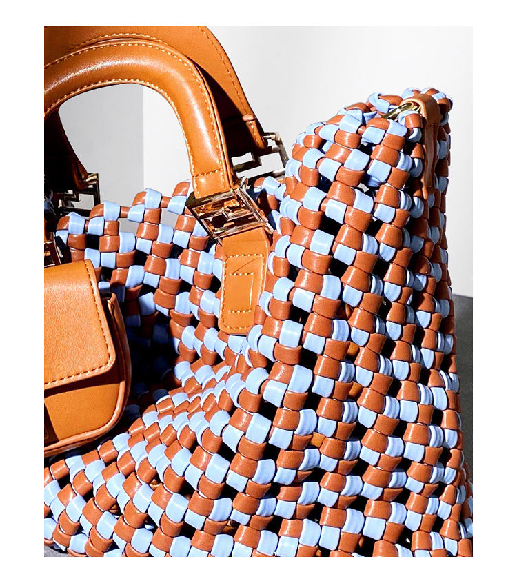 Borsa tote intrecciata a mano in pelle di mucca color a contrasto