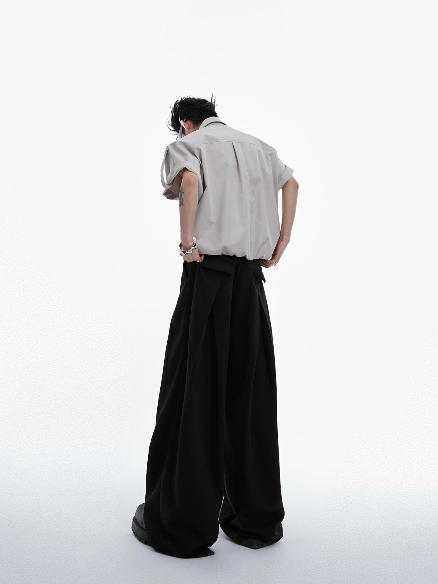 Manica corta con cuciture a bottone in metallo