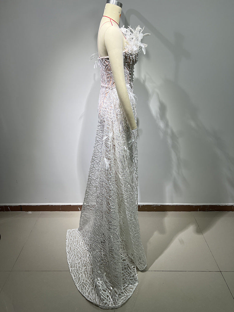 Abito con drappeggio fatto a mano con paillettes perline e cuciture a piume