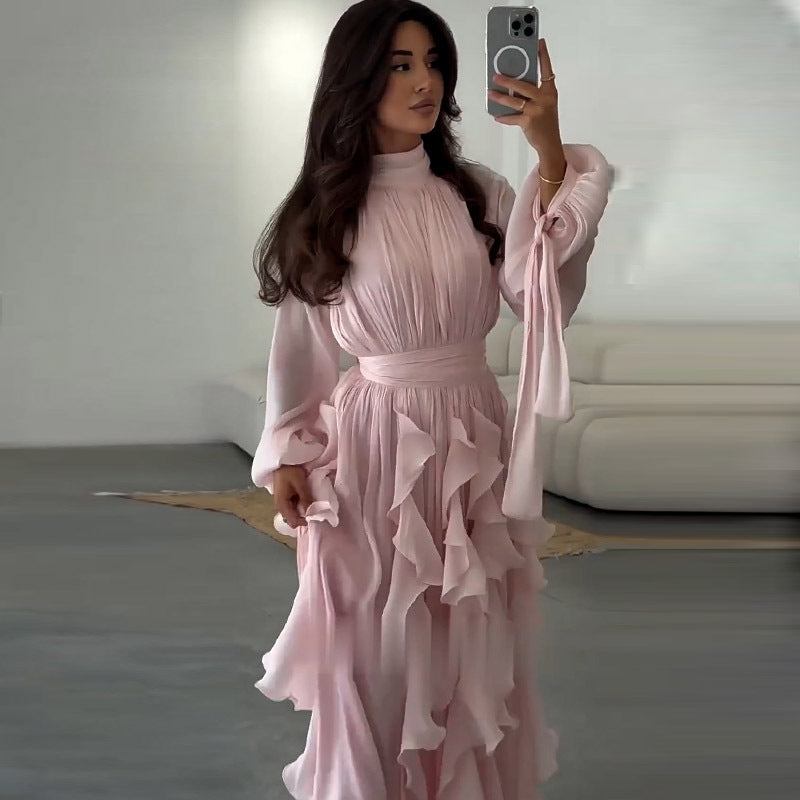 Robe élégante plissée à volants et coupe ajustée