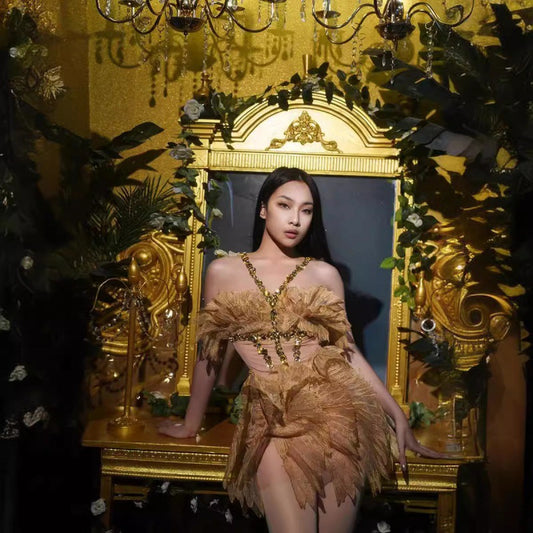 Robe dos nu sans manches à strass couleur champagne, style ailes, chaussures courtes