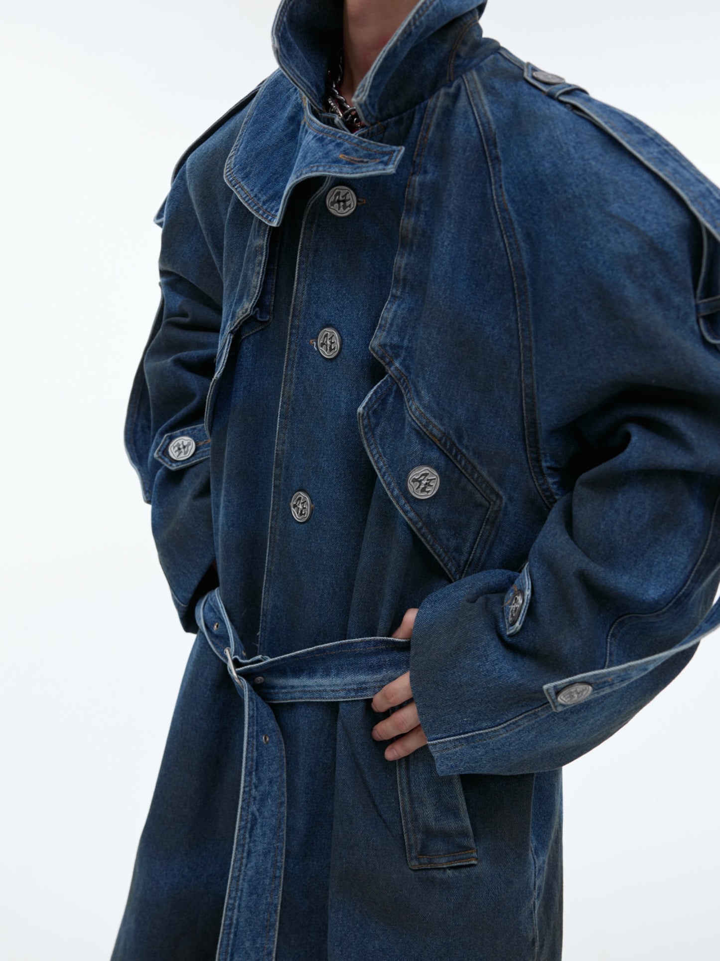 Manteau long en denim à double épaisseur et épaules rembourrées