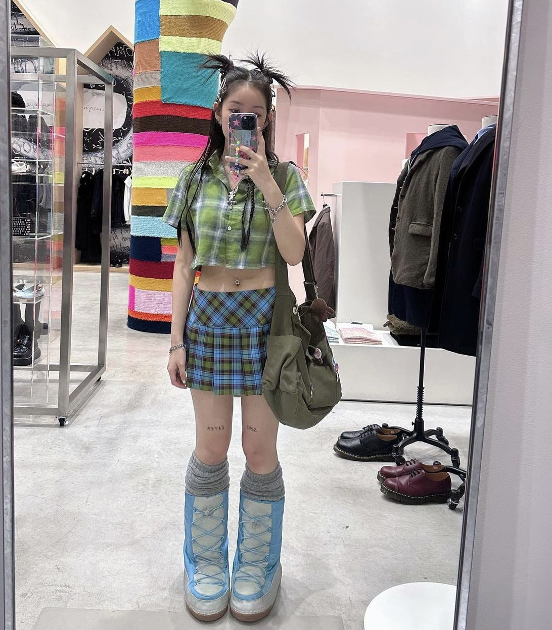 Jupe courte plissée taille haute pour femme, fine et assortie, avec un mot.