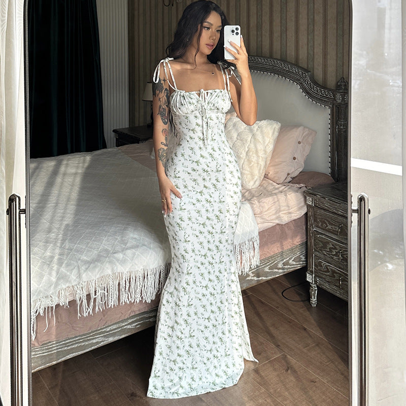 Robe à petites bretelles florales et grande jupe trapèze