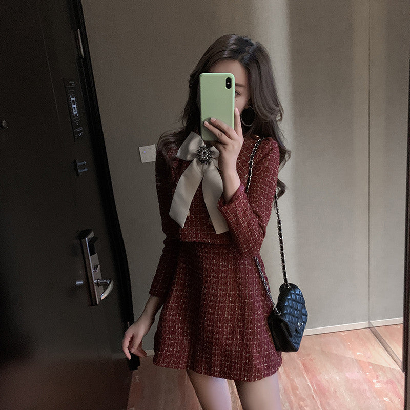 Ensemble veste cintrée à col ajusté, gilet à nœud papillon et jupe