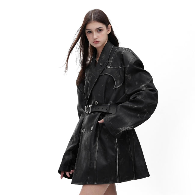 Veste de costume rétro en cuir PU vieilli, style déconstruction affirmée.