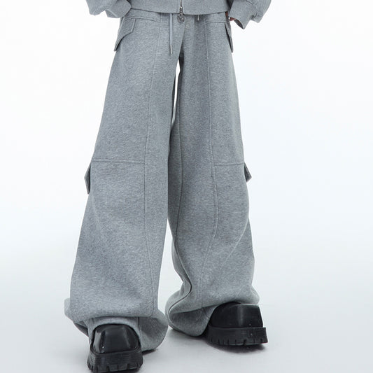 Design piegato con un senso di silhouette e pantaloni casual ispessiti