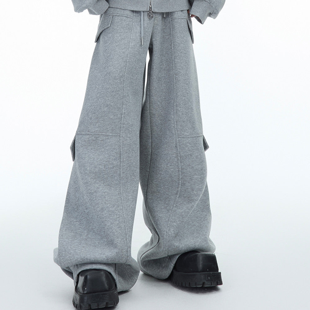 Design piegato con un senso di silhouette e pantaloni casual ispessiti