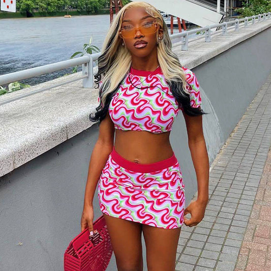 Ensemble de mode mini-jupe à col rond et imprimé contrasté