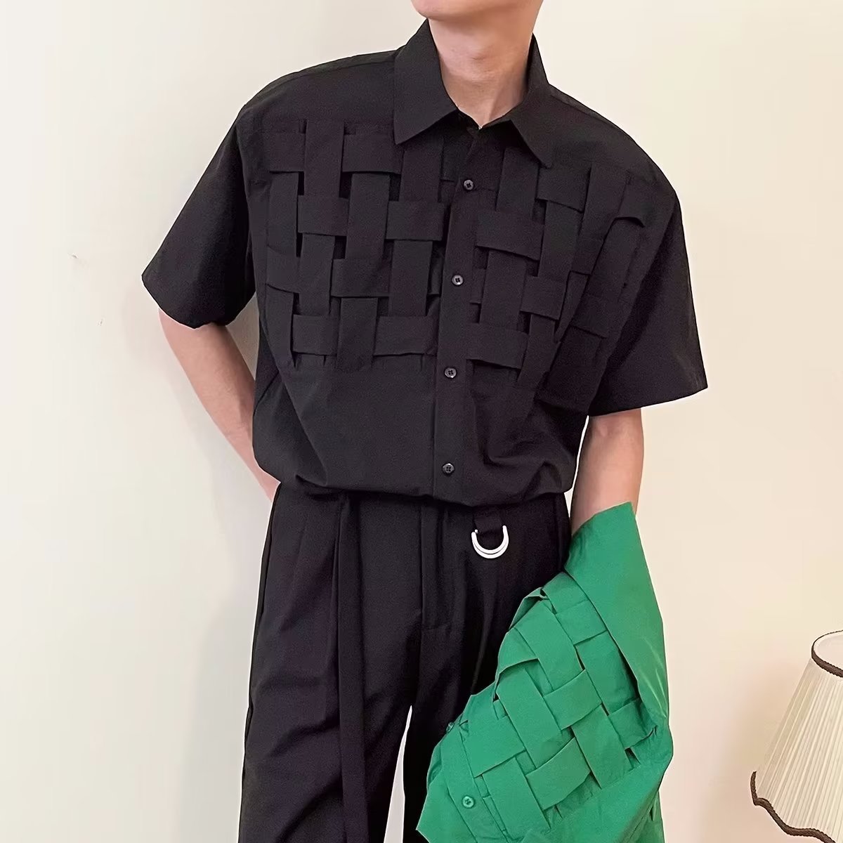 Chemise à manches courtes en tissu tissé pour homme, modèle estival.