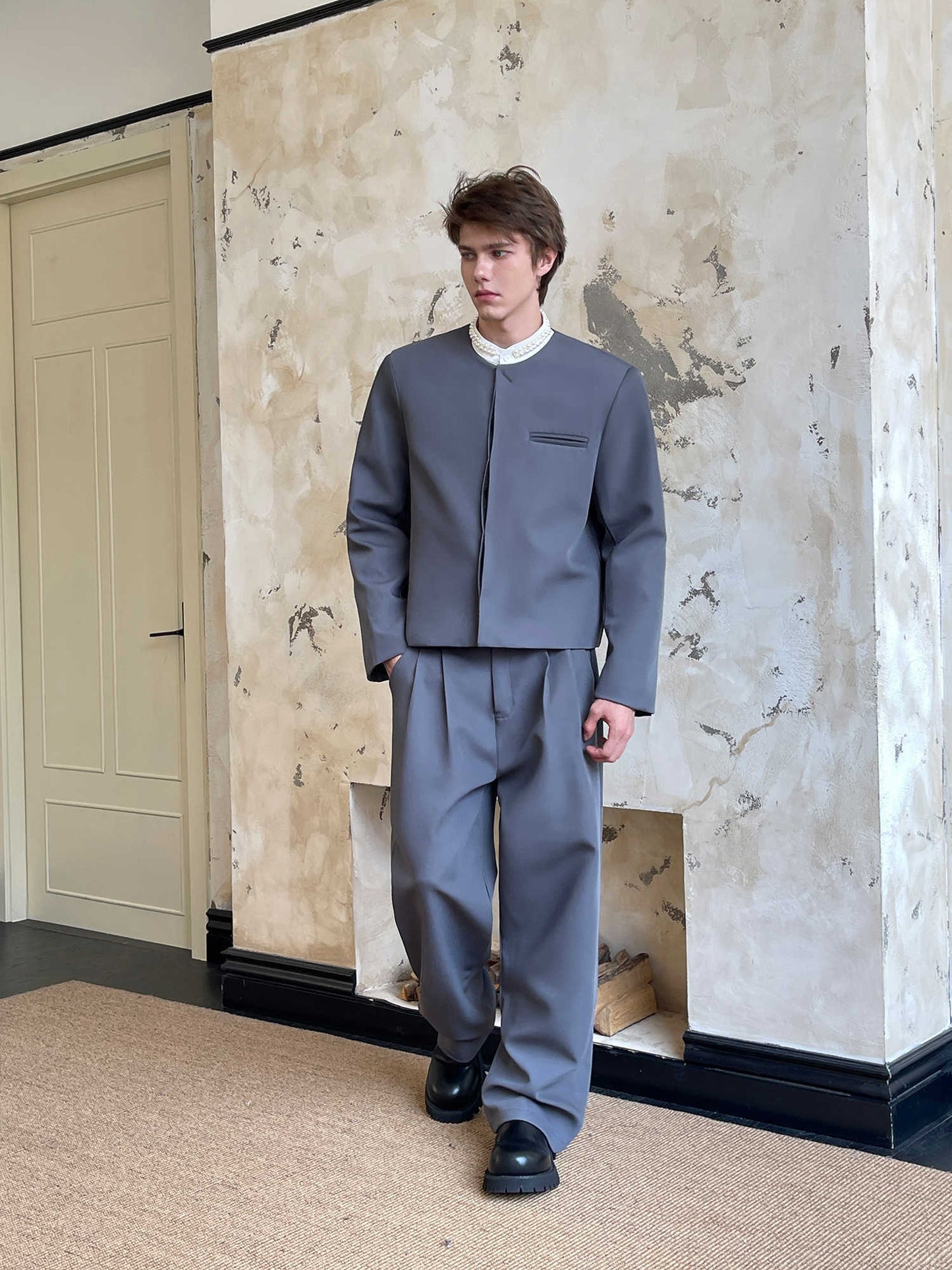 Completo da uomo minimalista di alta qualità con spalle larghe e temperamento tinta unita