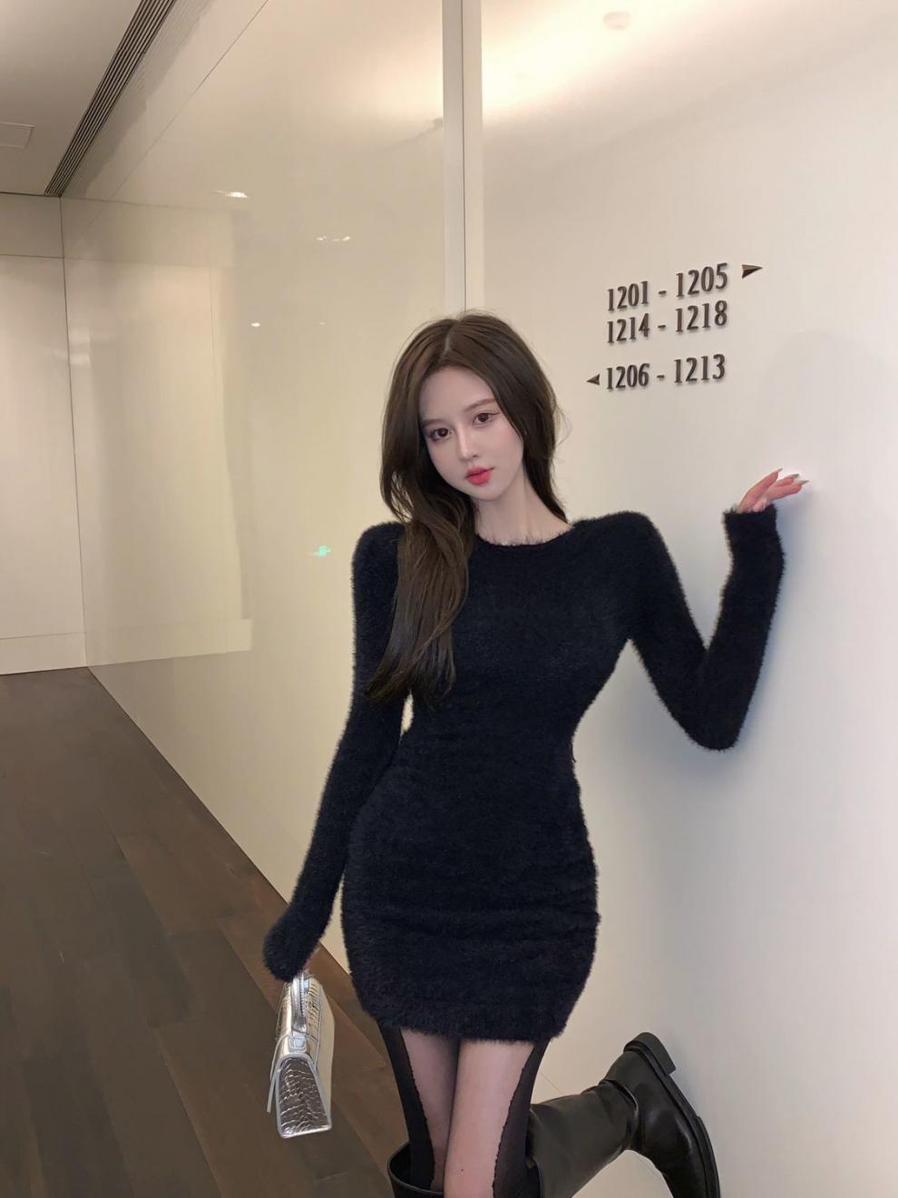 Robe moulante en fourrure de vison à manches longues et cintrée