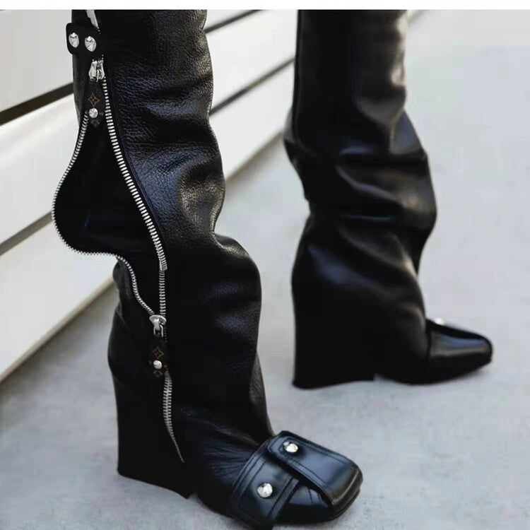 Bottes hautes à talons hauts et bout carré, une étape, défilé de mode, grande taille, hauteur genou