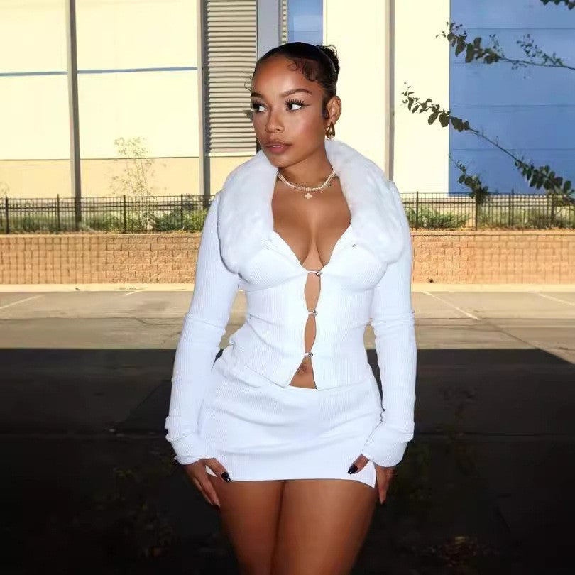 Ensemble haut à manches longues et jupe fendue avec col en fourrure et boutons ajourés