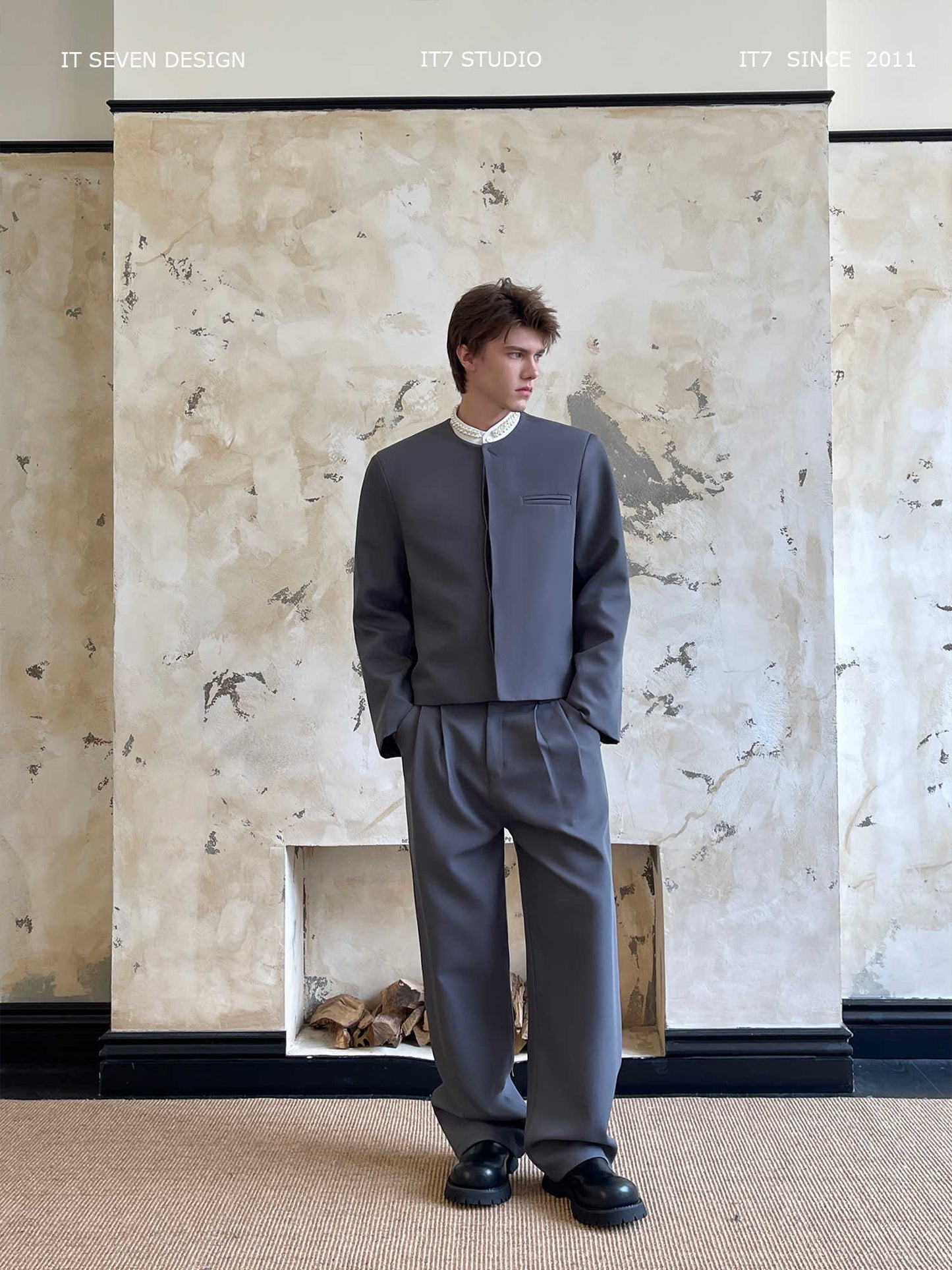 Completo da uomo minimalista di alta qualità con spalle larghe e temperamento tinta unita