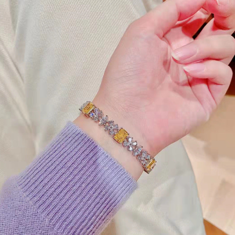 Bracciale a forma di fiore in oro giallo 18 carati con diamanti colorati fantasia