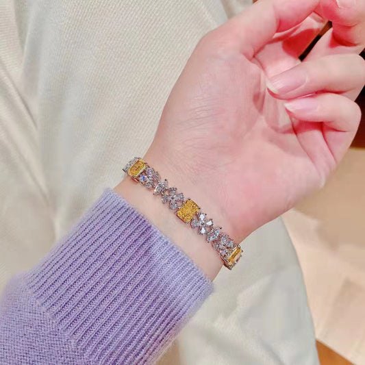 Bracelet fleur en or jaune 18 carats avec diamants de couleur fantaisie