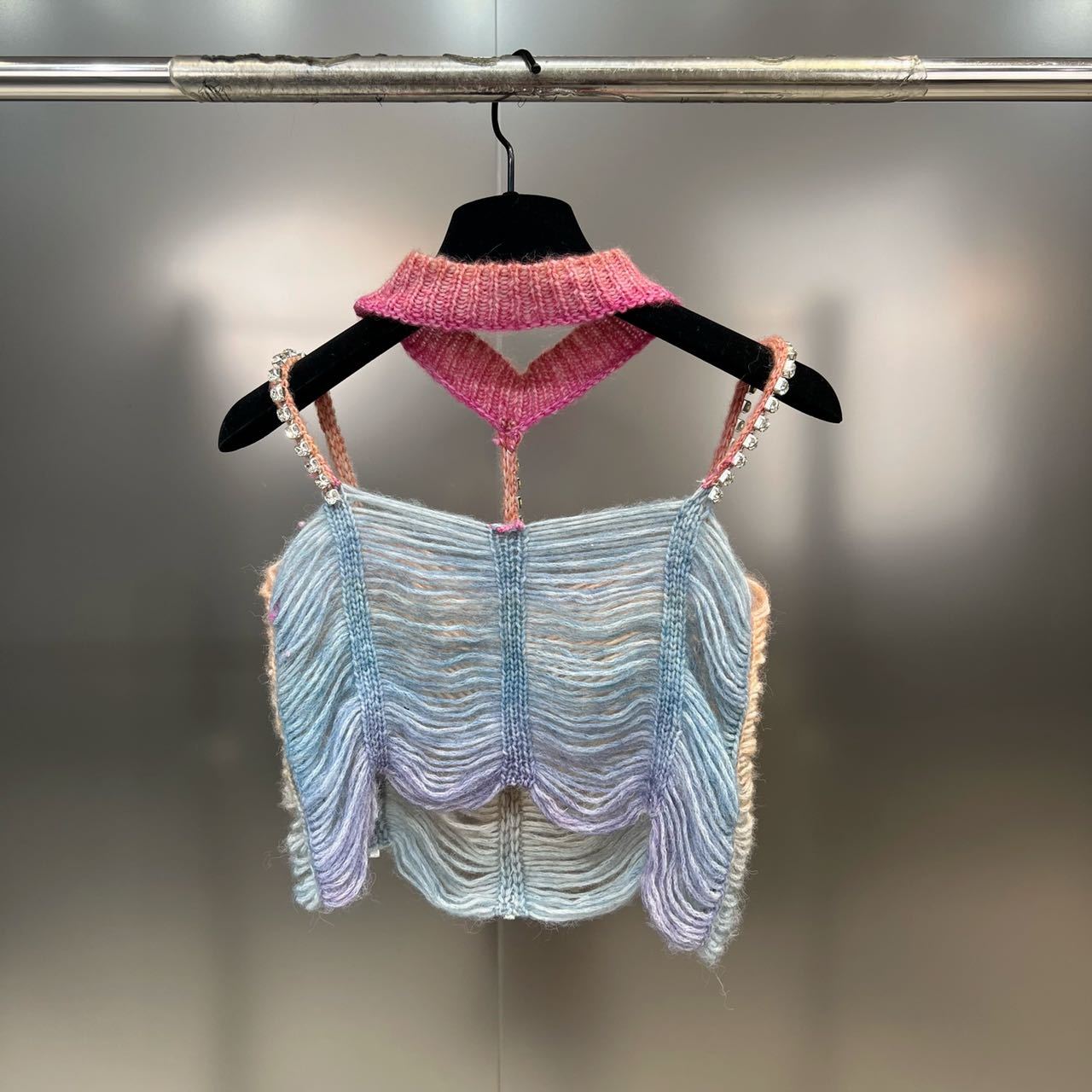 Completo corto con gilet in corda colorata traforata