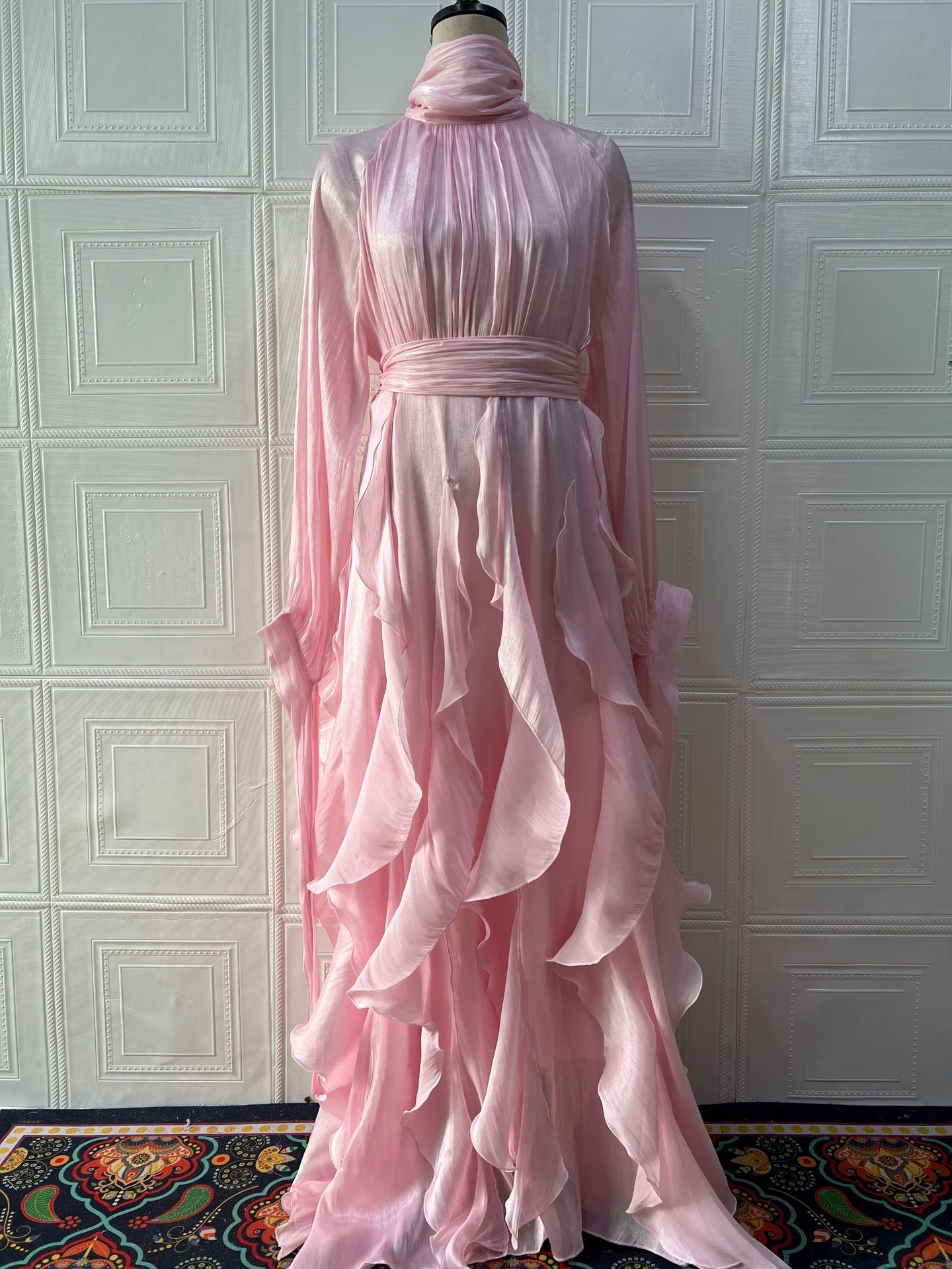 Robe élégante plissée à volants et coupe ajustée