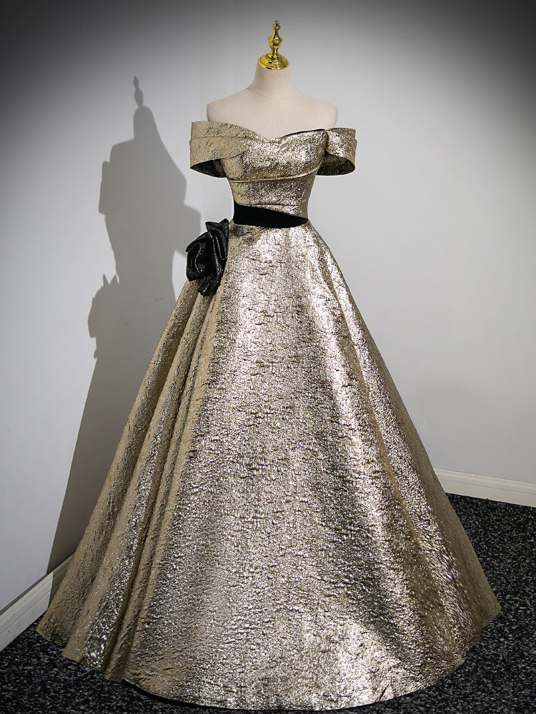 Abito da sera con spalle scoperte color oro per la Host Performance